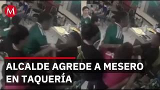 Alcalde de El Carmen agrediendo a mesero en VIDEO
